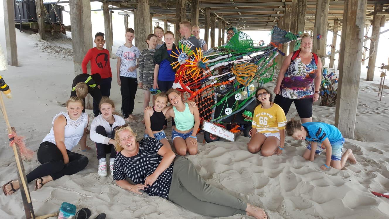 De Tender bezoekt eigen kunstwerk op het strand