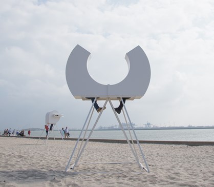 Kunstwerken van Rob Sweere - Heads bij De Strandtent Callantsoog